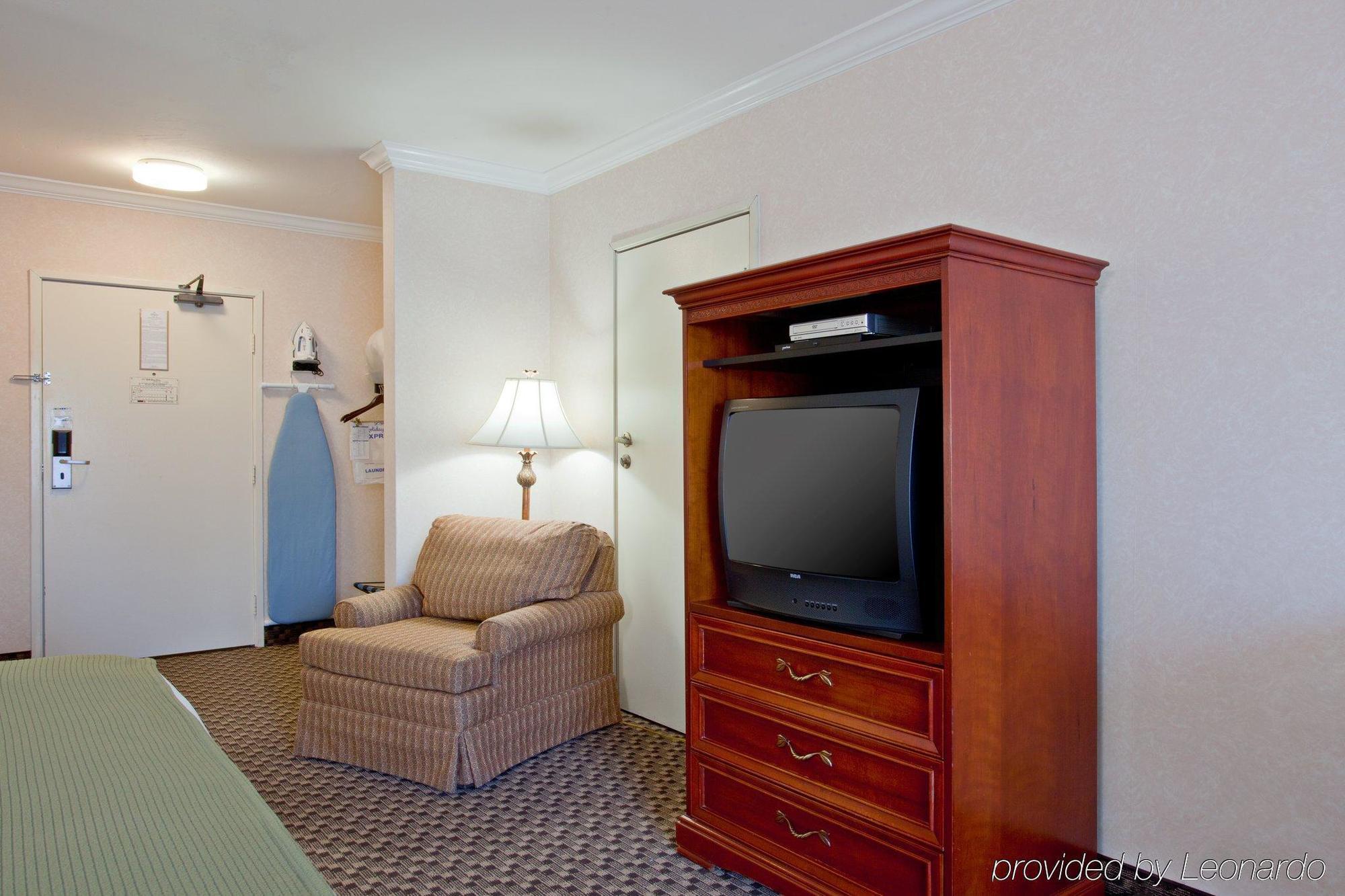 Best Western Plus La Mesa San Diego Room photo